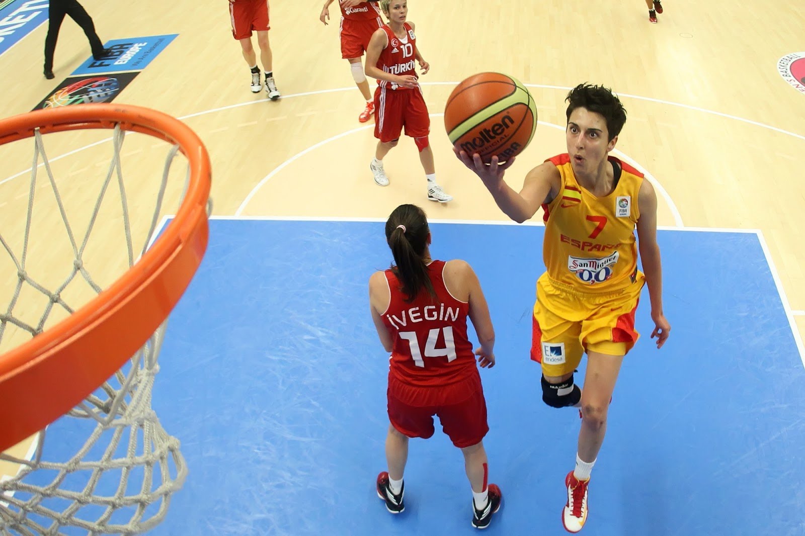 Kína – Spanyolország (Alba Torrens pontjai: 13,5 felett) 1,85